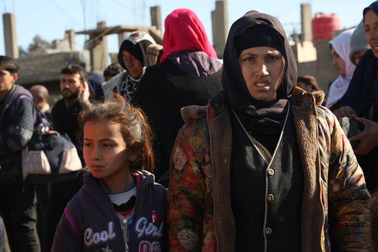 epa09700684 Syrian Kurdish people, who just fled their houses due the clashes with Islamic state group fighters (IS), arrive at Syria democratic forces (SDF) checkpoint at Ghweran district in Hasaka, northeastern Syria, 21 January 2022. According to the S