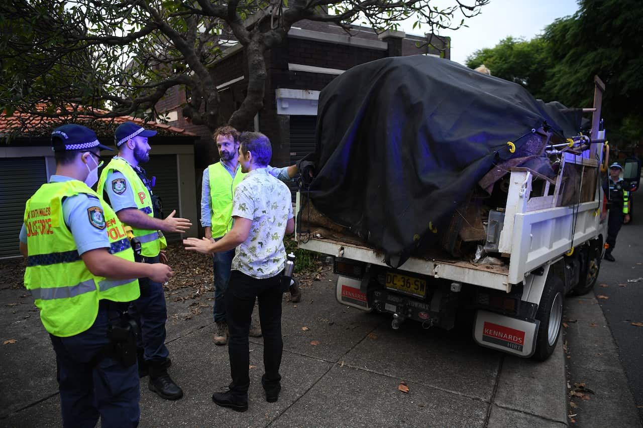 Police block a dump truck of flood waste being delivered by flood effected residents of Lismore a block from the Prime Ministers residence of Kirribilli House in Sydney, Monday, March 21, 2022. (AAP Image/Dean Lewins) NO ARCHIVING