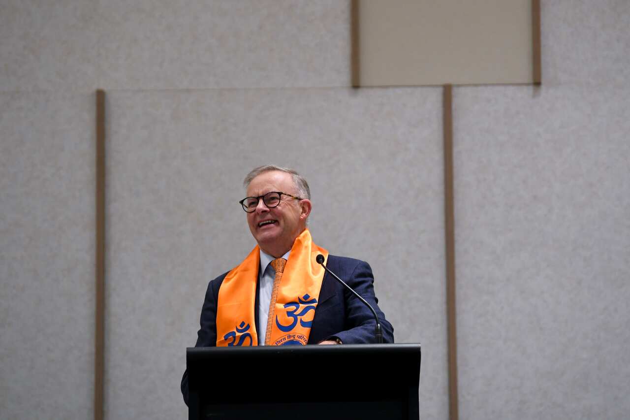 Australian Opposition Leader Anthony Albanese addresses members of the Hindu Council during a meeting in Parramatta on Day 26 of the 2022 federal election campaign, in Sydney, Friday, May 6, 2022. (AAP Image/Lukas Coch) NO ARCHIVING