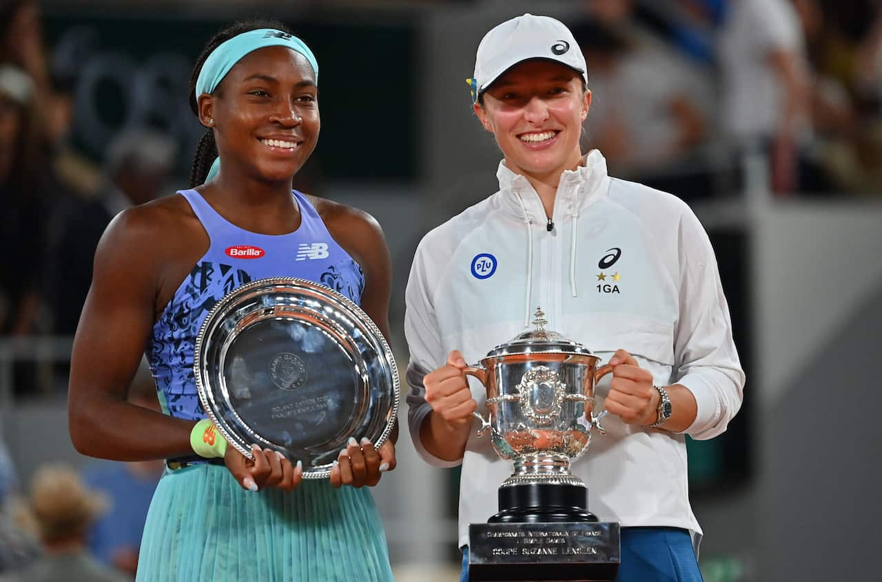 La numero 1 del mondo e vincitrice del Roland Garros Iga Swiatek (a destra) posa accanto alla finalista, la 18enne statunitense Coco Gauff