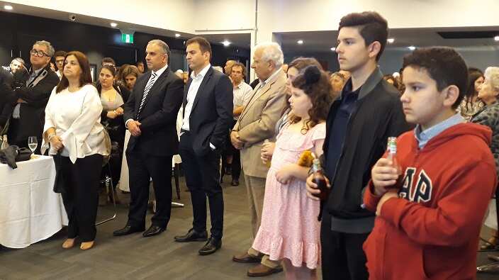 Στιγμιότυπο από την Χριστουγεννιάτικη εκδήλωση της Ελληνικής Κοινότητας. Διακρίνονται τα μέλη του ΔΣ, Νίκος Κουκουβιτάκης, Μαρίνης Πυρπυρής και Βούλα Καλλιάνη