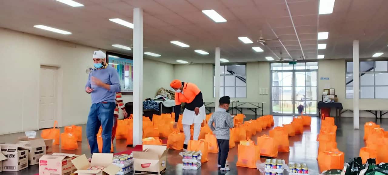 ਸਿੱਖ ਭਾਈਚਾਰੇ ਦੇ ਸੇਵਾਦਾਰ ਕਰਿਆਨੇ ਤੇ ਹੋਰ ਲੋੜ ਦੀਆਂ ਚੀਜ਼ਾਂ ਵਾਲੀਆਂ ਕਿੱਟਾਂ ਤਿਆਰ ਕਰਦੇ ਹੋਏ।    