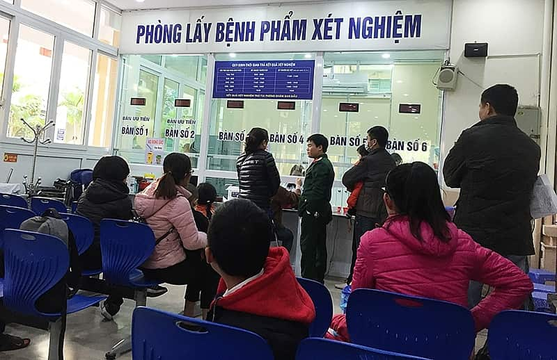 Người dân chờ xét nghiệm ở bệnh viện 