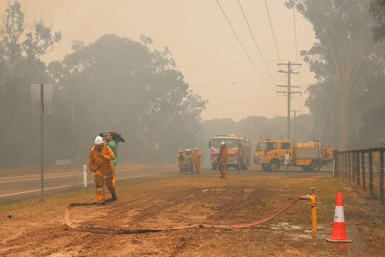 Tewantin, Cooroibah fires . 9 November 2019. Firefighters and helicopters tackle the fires at Lake Cooroibah Road and Jirrimah Crescent in Cooroibah in Noosa Shire . Photo - Rob Maccoll
