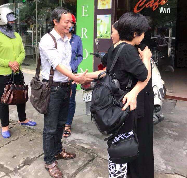Trước lạ...sau thương! Nguyễn Thúy Hạnh (tóc ngắn) đang được thân nhân của một TNLT bịn rịn chia tay