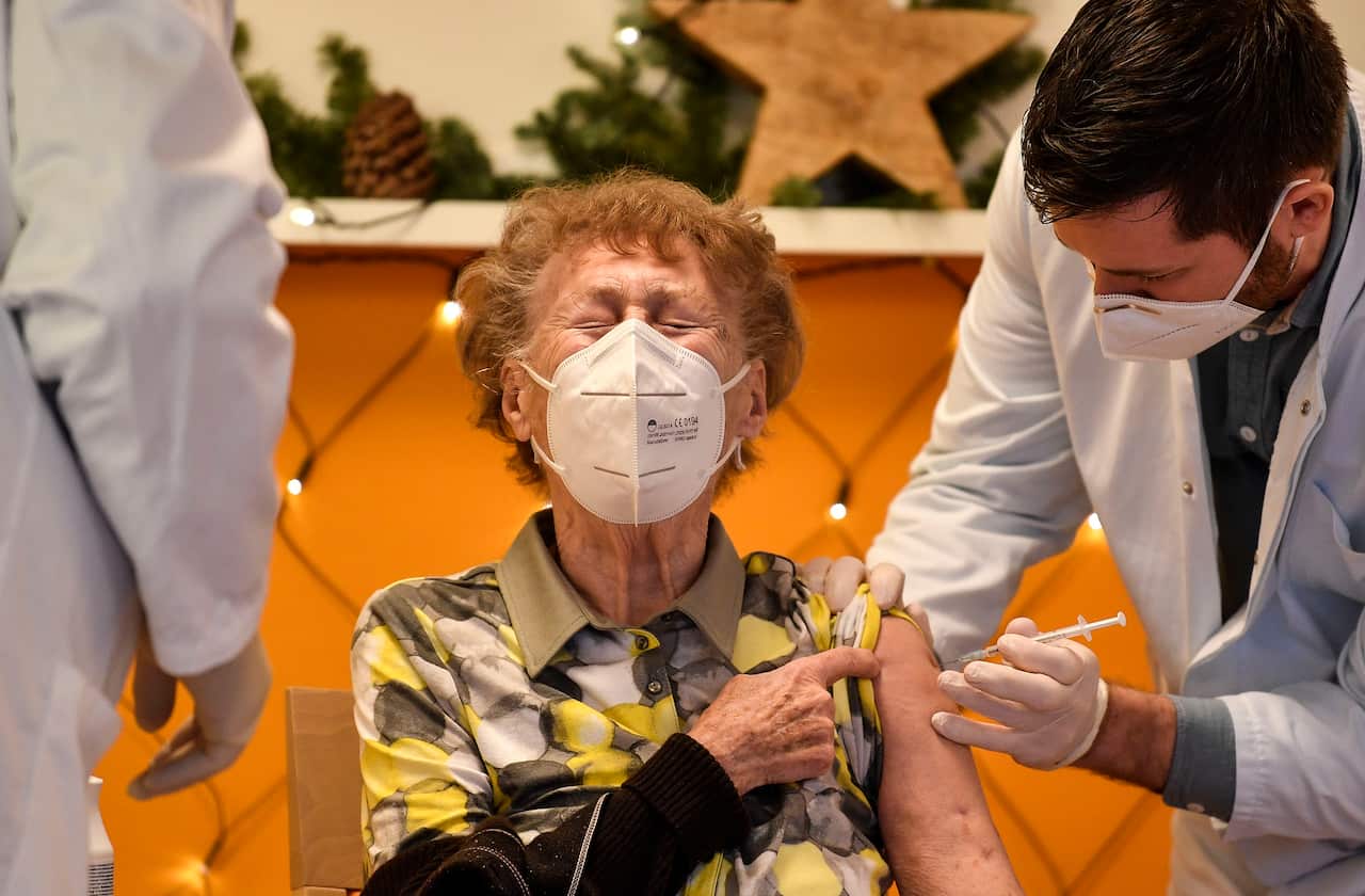Uma idosa recebe a dose da vacina contra a COVID-19 na Alemanha: Europa já iniciou a vacinação