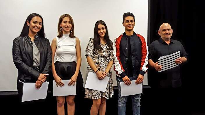 Ο υπεύθυνος για τα προγράμματα των Αρχαίων Ελληνικών, κ. Αλέξανδρος Γιαννακάκης, με μαθητές που παρακολούθησαν το μάθημα των αρχαίων