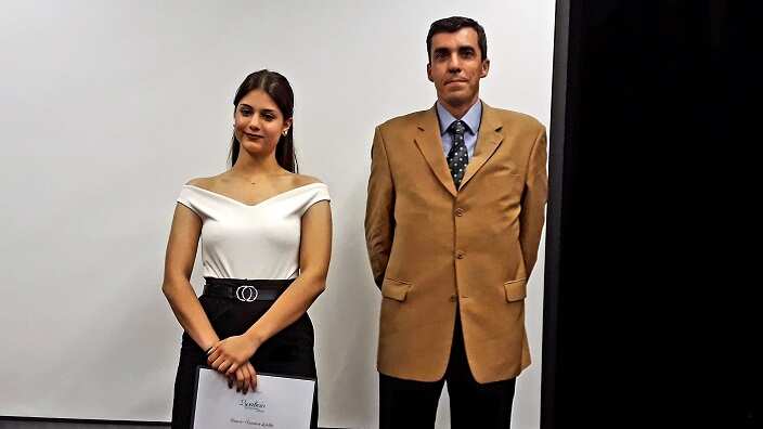 Η αριστούχος στο μάθημα των Ελληνικών, Θεανώ Σαλτά, με τον Γενικό Πρόξενο της Ελλάδας στη Μελβούρνη, Δημήτρη Μιχαλόπουλο