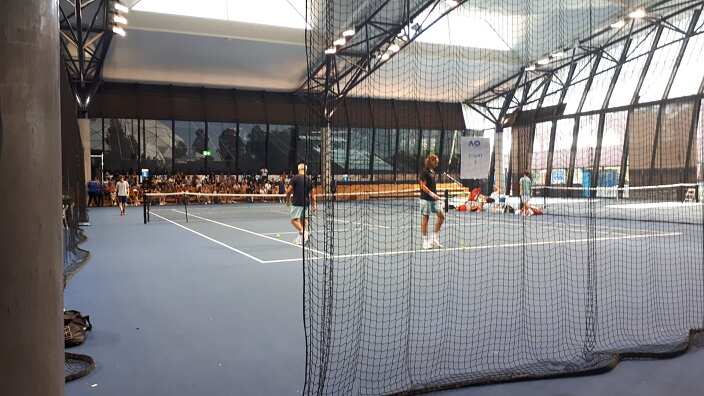 Stefanos Tsitsipas on his second training a few hours before the semifinal with Nadal