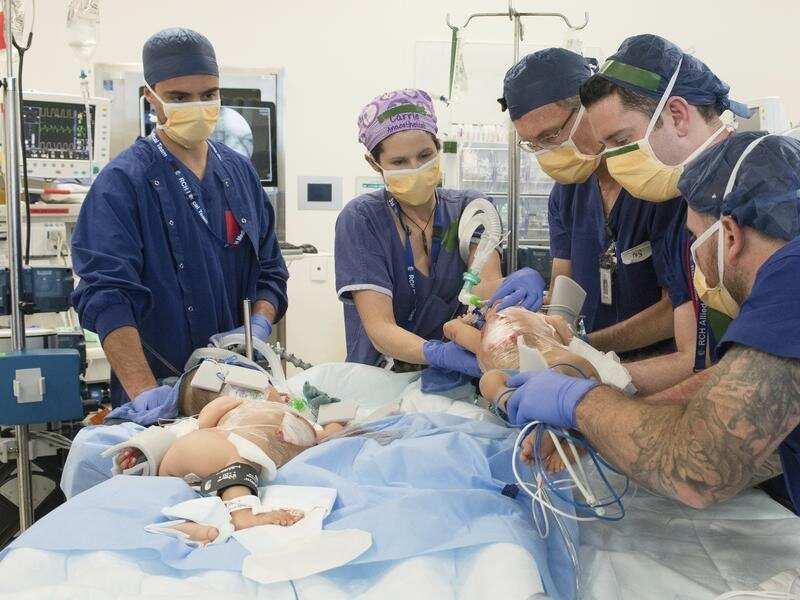 The moment that surgeons separated conjoined twins Nima and Dawa.