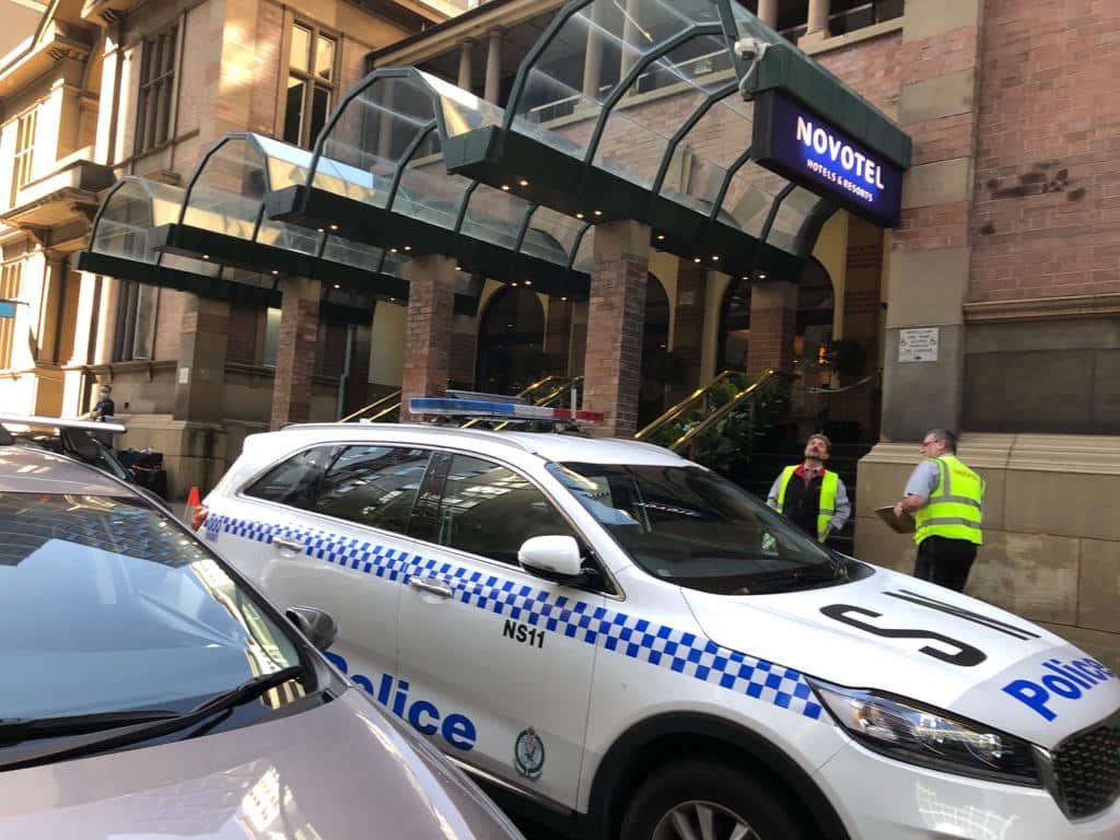 隔離期間所住的雪梨酒店門外有警察駐守
