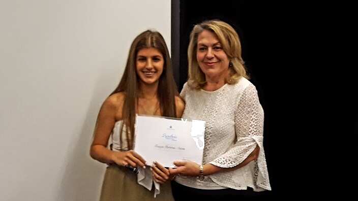 Η μαθήτρια Γεωργία Παλούκα-Λάππα, με την εκπαιδευτικό κ. Αφροδίτη Παπανδρέου