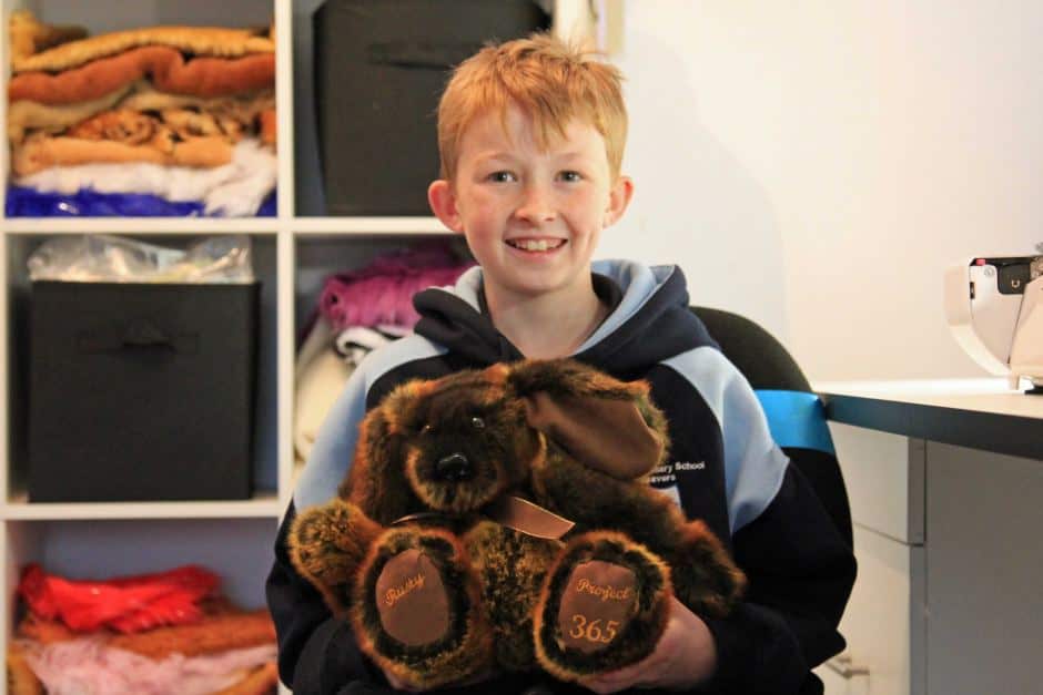 Campbell Remess đã làm những con gấu teddy suốt 3 năm cho các trẻ em trong bệnh viện