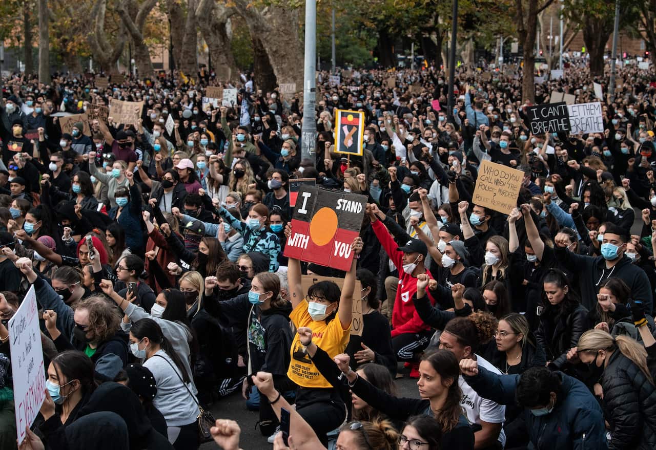 Thousands of protesters took a knee in Sydney at 4.32pm to mark the 432 Indigenous deaths in custody since 1991.
