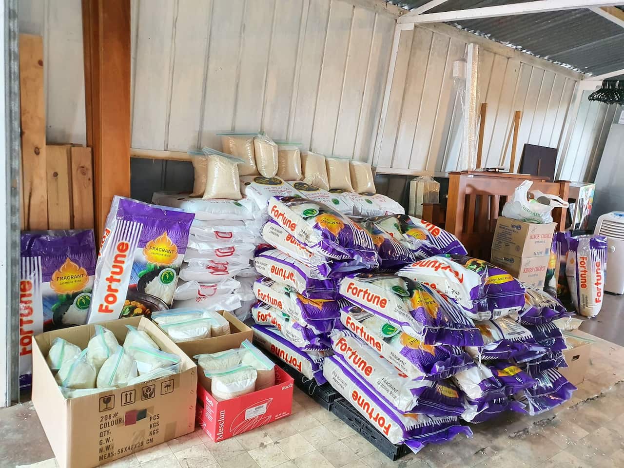 Many other benefactors acknowledged his kindness and continued to contribute more money, noodles and rice. The number of rice keeps increasing.