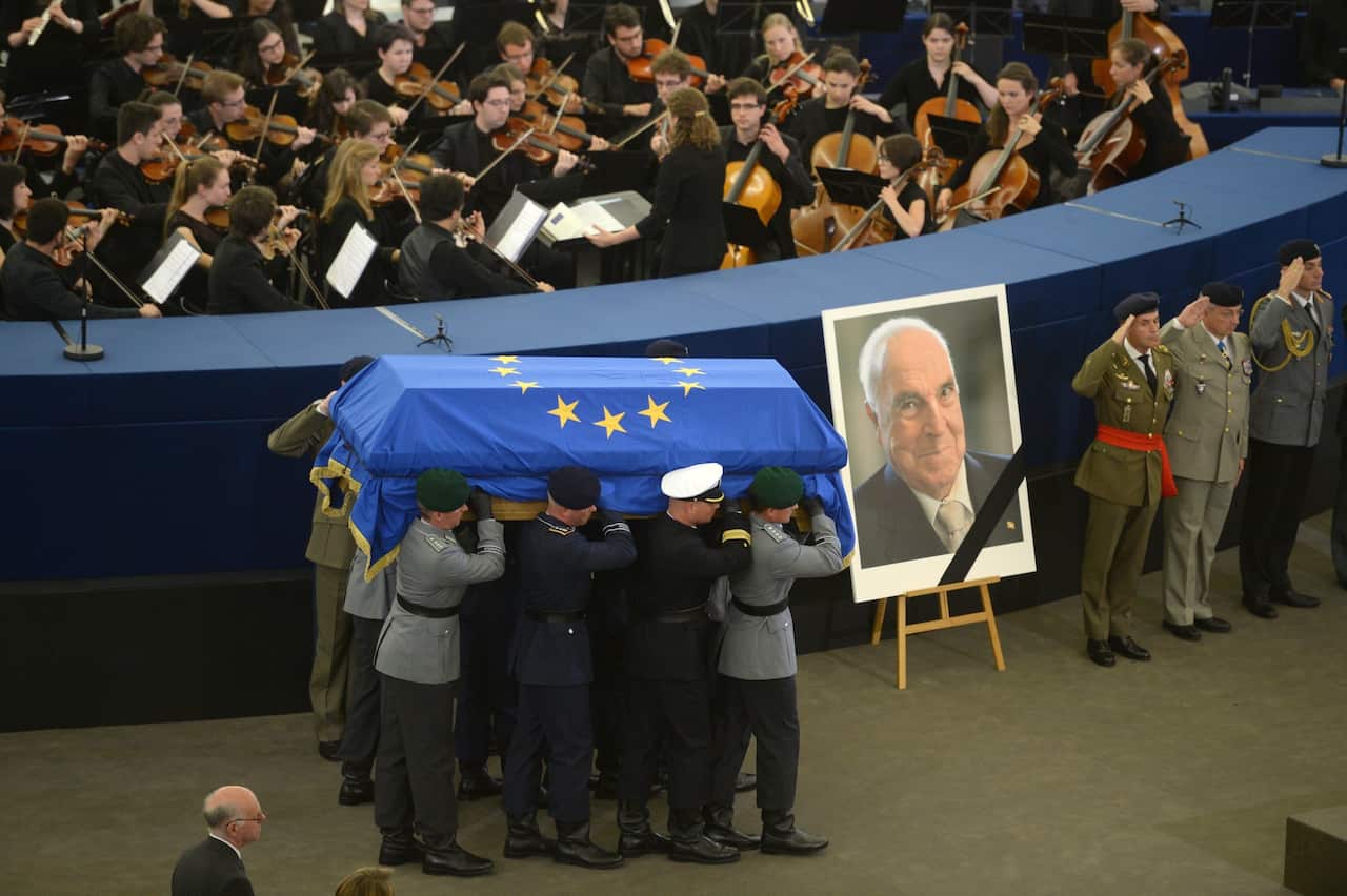 Soldiers carry the coffin of Helmut Kohl at the European Parliament.