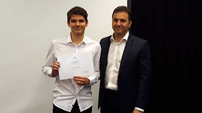 Ο μαθητής Simon Seddon που διακρίθηκε στο μάθημα των Αρχαίων Ελληνικών με τον αντιπρόεδρο της Ελληνικής Κοινότητας Μελβούρνης, Νίκο Κουκουβιτάκη