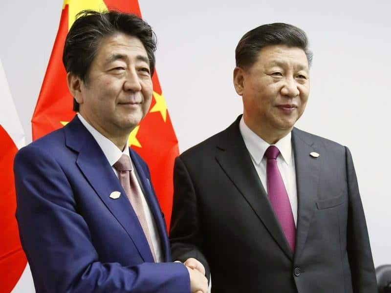 Japan's Shinzo Abe (L) and China's Xi Jinping