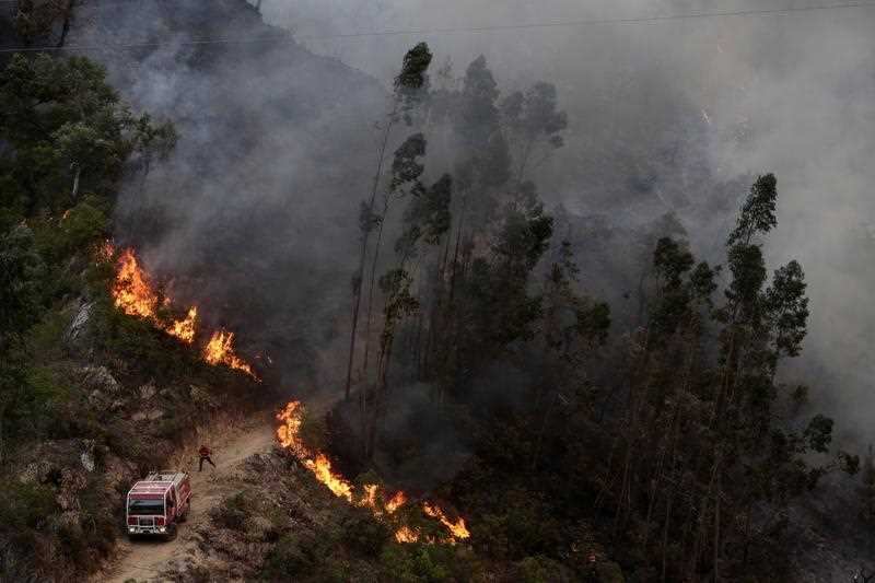 Bombeiros portugueses continuam ´sem mãos a medir´no combate aos fogos um pouco por todo o país