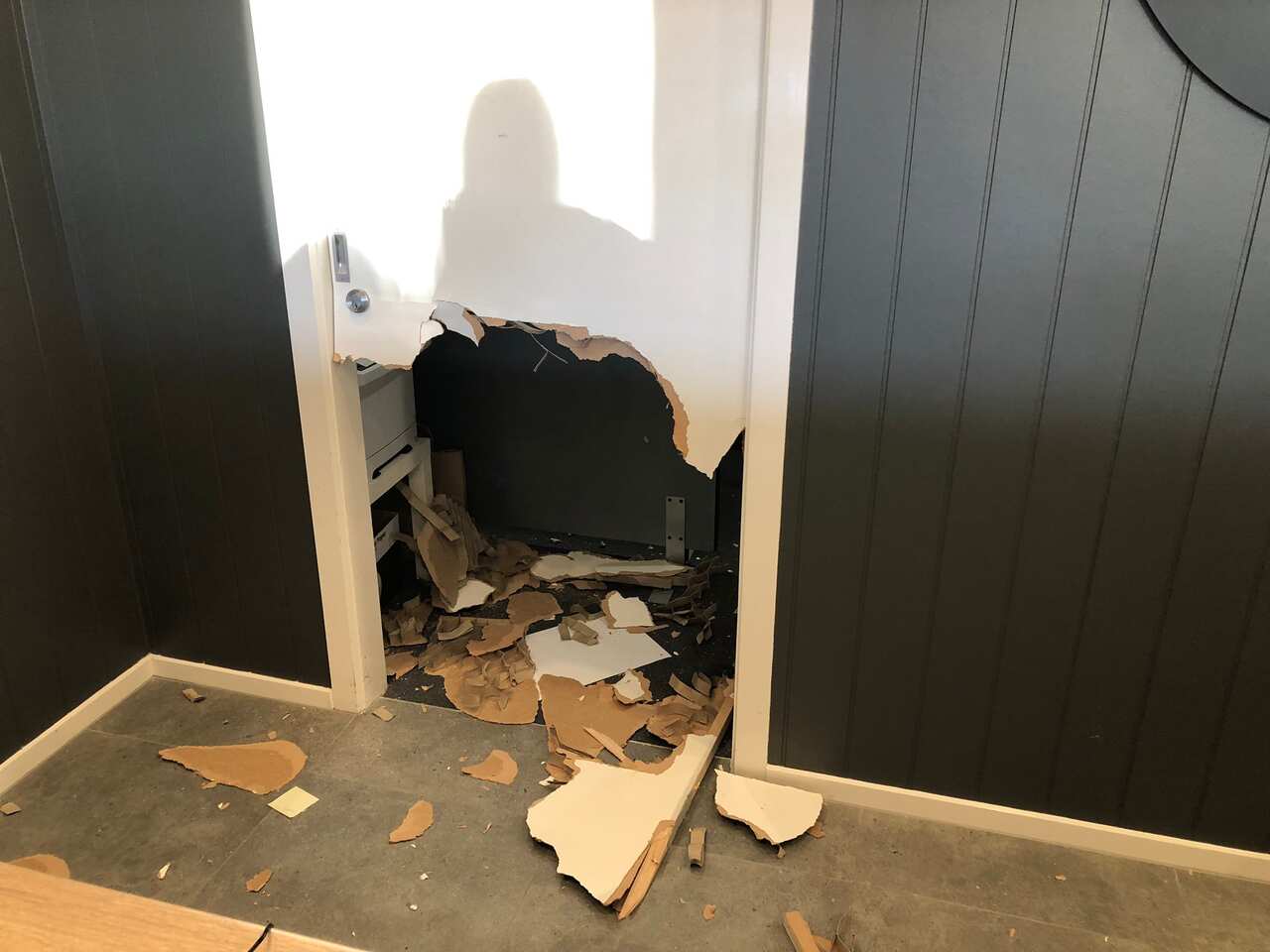 درب شکسته یک اتاق در هتل ادوبی کانبرا