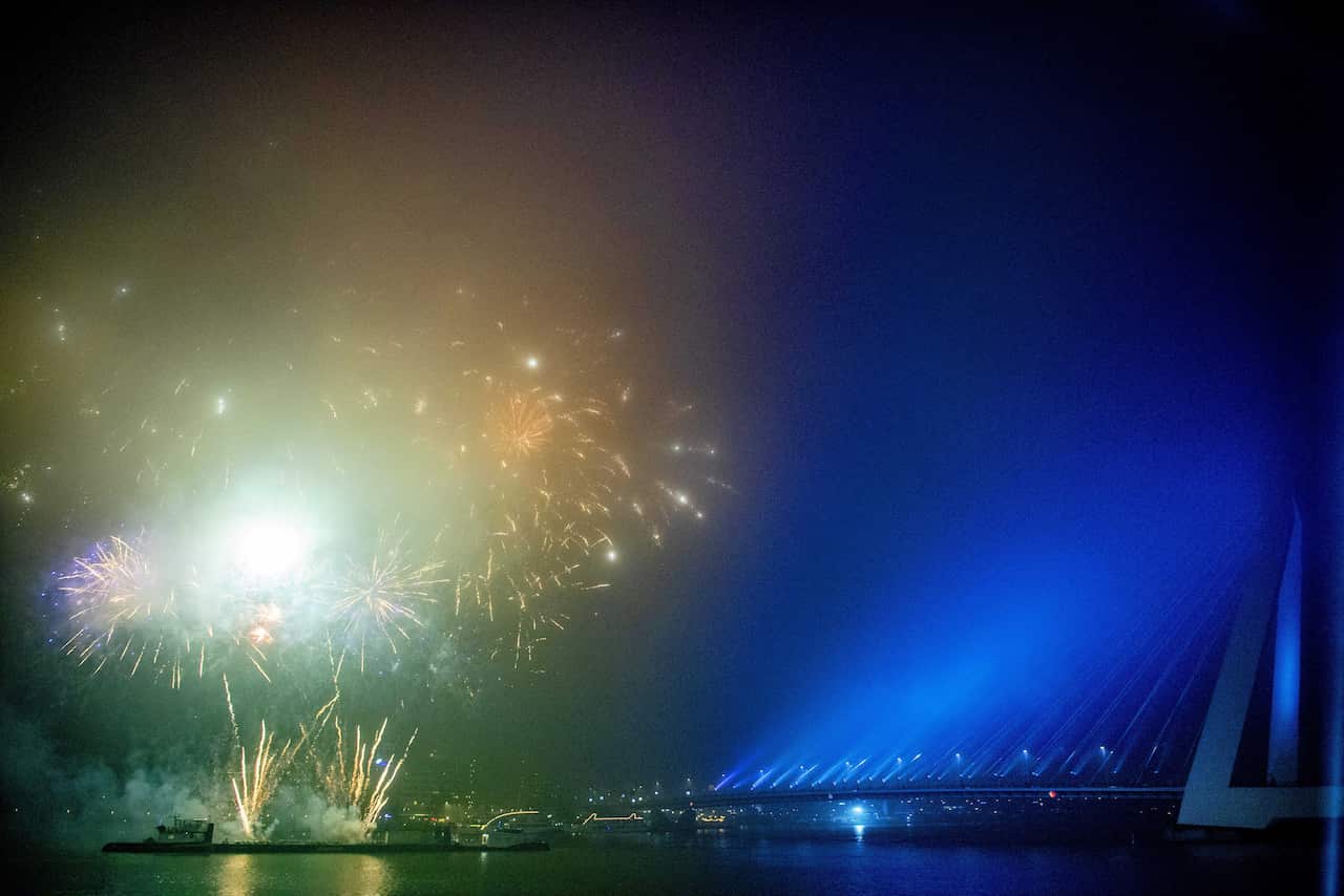 epa08096576 Children watch a fireworks show during the National Children's Fireworks as part of New Year celebrations in front of the Erasmus Bridge in Rotterdam, Netherlands, 31 December 2019. EPA/ROBIN UTRECHT