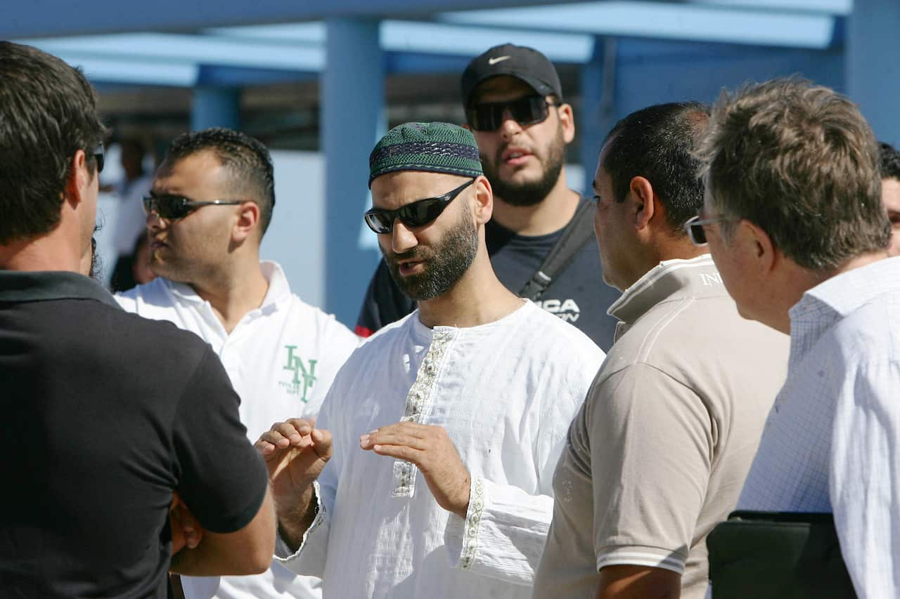 Said Kanawati (centre) speaks with community members in Maroubra days after the Cronulla riots.