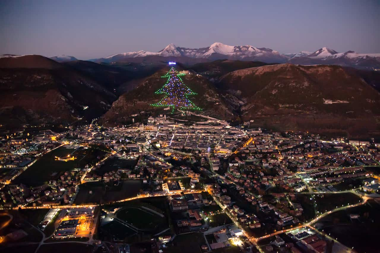 L'albero di natale più grande di Gubbio visto da un drone