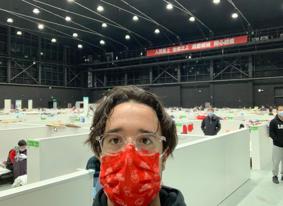 Alessandro all'interno della struttura adibita a centro di raccolta di persone positive al Covid a Shangai