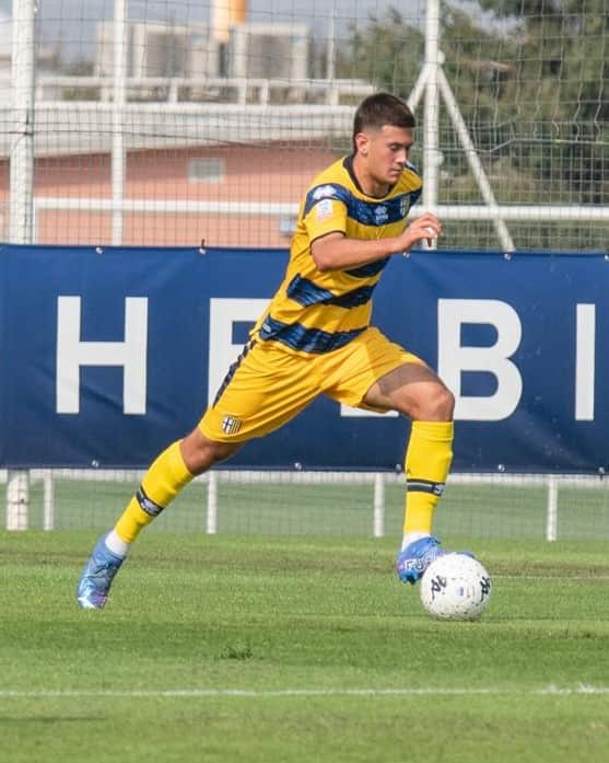 Alessandro Circati in azione con la maglia del Parma.