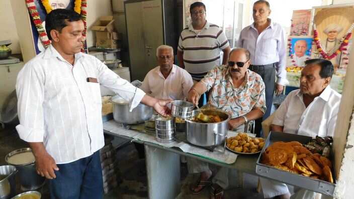 Tiffin service in Anand supported by Non resident Gujaratis