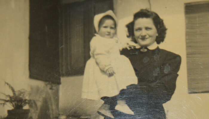 Angela Pennini cargando a su hija Liliana.