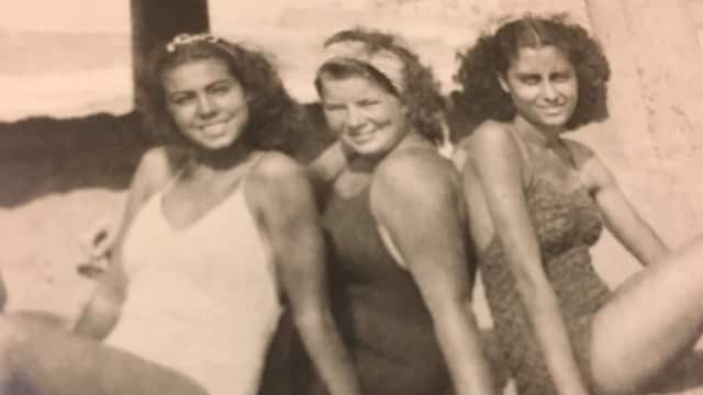 Armida Croccolo con le amiche sulla spiaggia di Alessandria d'Egitto