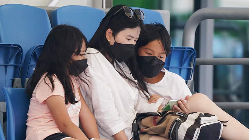 Tennis fans wore masks to attend Australia Open games