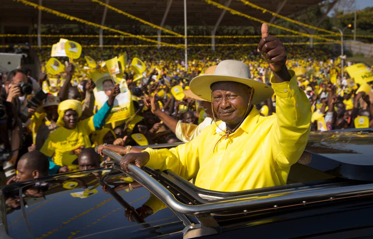 Yoweri Museveni awasalimia wafuasi wake katika uwanja wandege wa Kololo Kampala, Uganda 2016.