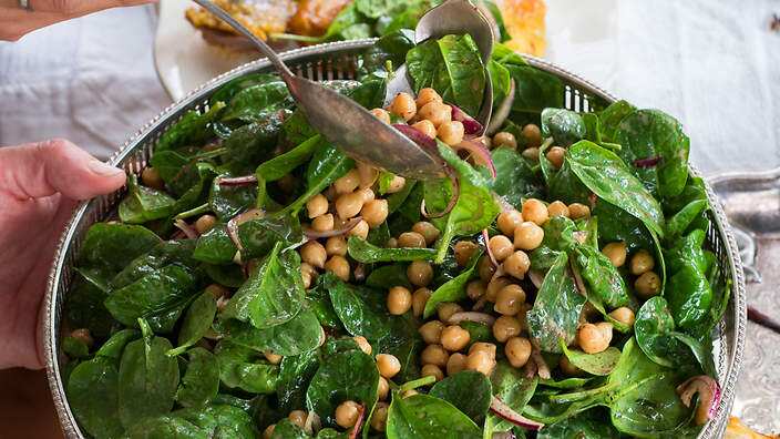 Baby spinach and chickpea salad with yoghurt dressing