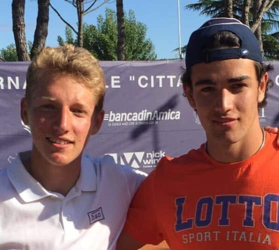 Matteo Berrettini (a destra) accando al fratello Jacopo