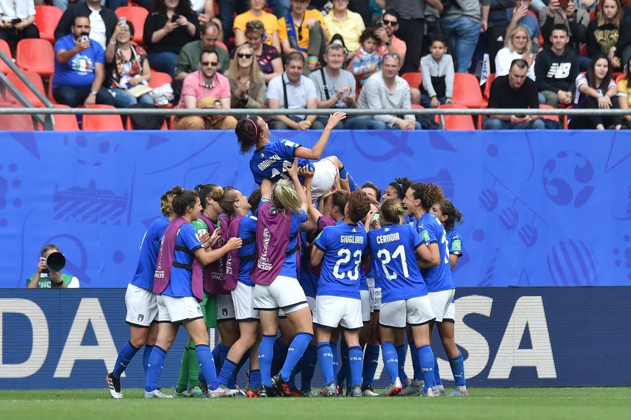 Barbara Bonansea portata in trionfo dopo la doppietta che ha deciso la sfida contro le Matildas