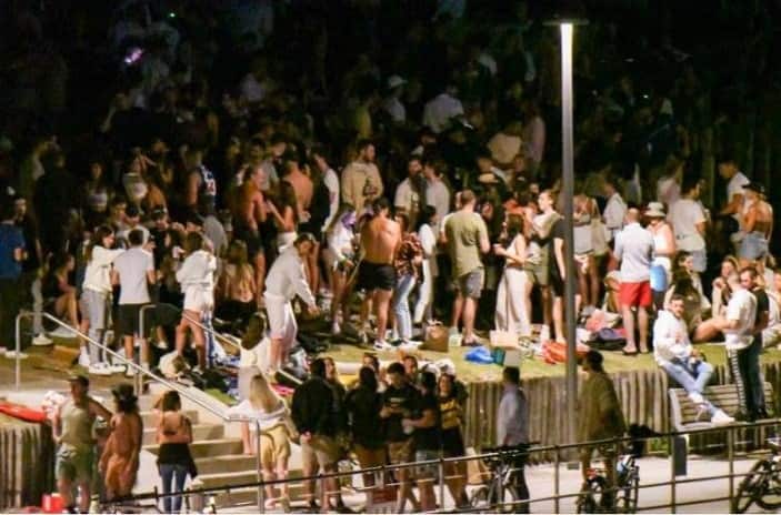 NSW police disperse huge crowds at Sydney beaches but issue zero fines
