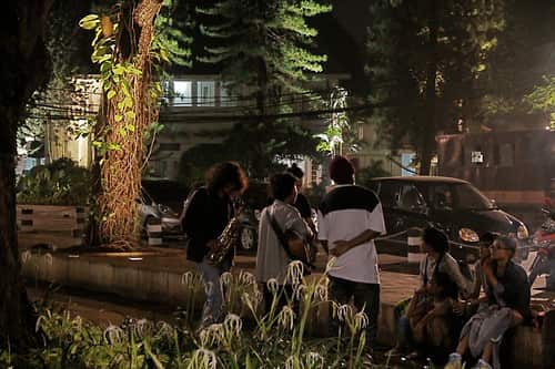 The beautiful Suropati Gardens is another location for a Bookhive.