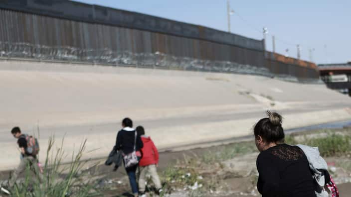 Migrants scramble across the Rio Bravo to surrender to the American authorities, on the US - Mexico border between Ciudad Juarez and El Paso, Saturday, June 15, 2019. (AP Photo/ Photo/Christian Torres)