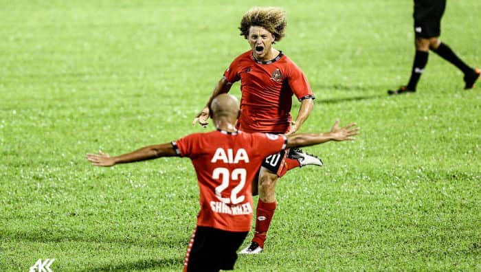 Blake Ricciuto con el equipo de Brunei