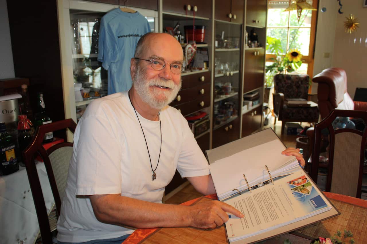 Gerhard Gräber bei seiner Arbeit als Joblotse, ein Projekt zur Vermittlung von Jugendlichen in Ausbildung. Gräber hilft bei der Auszählung und wirbt für die FDP