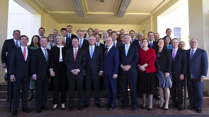 اسکات موریسون نخست وزیر استرالیا در کنار وزرای کابینه دولت جدید