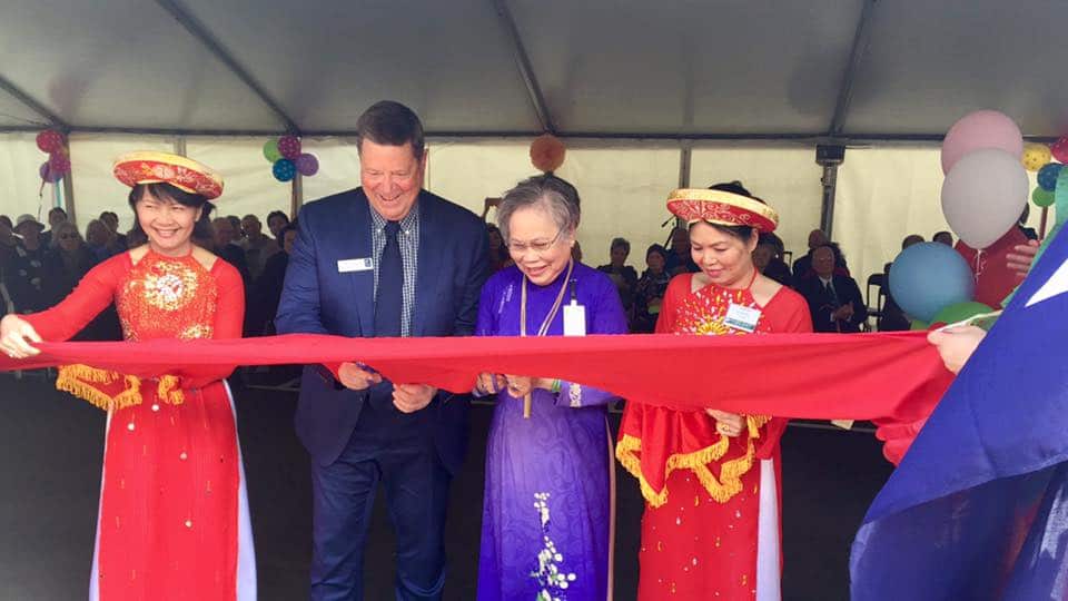 Thị trưởng Brimbank John Heddick và bà Mai Cao, Chủ tịch IERA cắt băng khánh thành trung tâm thứ nhì của hội.