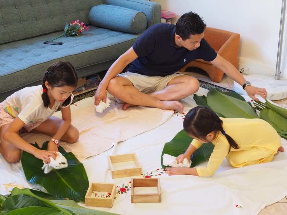 Gia đình chị Hoa gói bánh chưng Tết