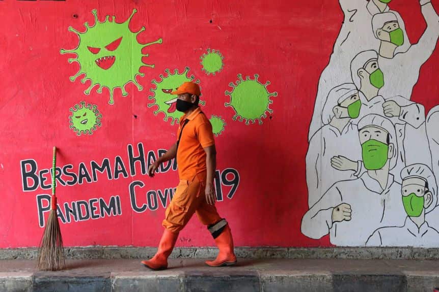 Mural in Jakarta reads: "Together we can fight the COVID-19 pandemic". AP: Tatan Syuflana/ABC - 10 Sep 2020