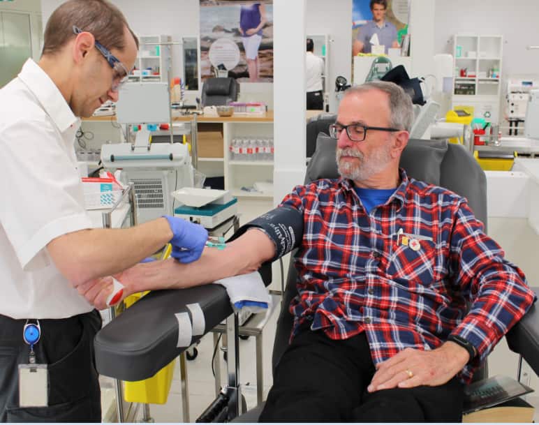 Donor in chair at Red cross Prramata
