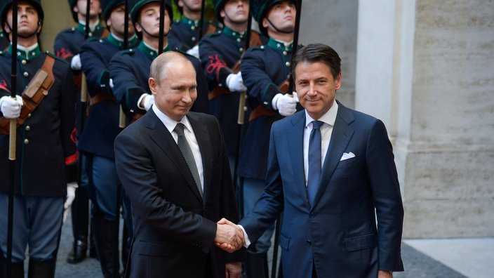 La stretta di mano a palazzo Chigi tra Putin e Conte