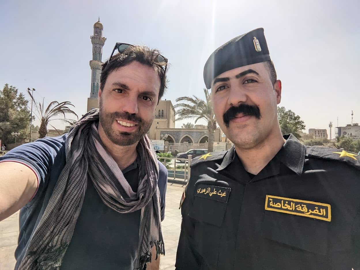 الصحفي داريوكاستالدوا مع أحد  أفراد القوات الخاصة في بغداد