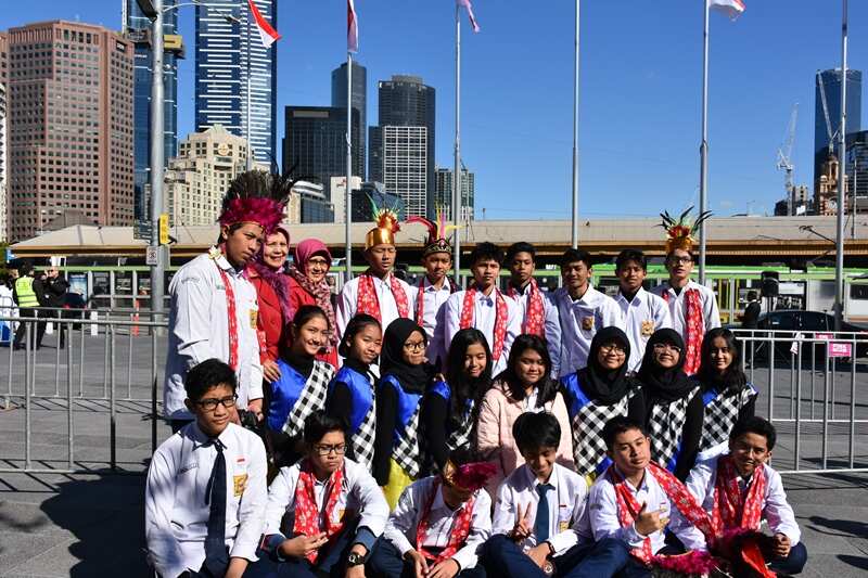 Students of State Junior High School 5, Jogyakarta participating in the celebration of the 74th Indonesian Independence Day at Federation Square, Melb 17 Aug 2019.